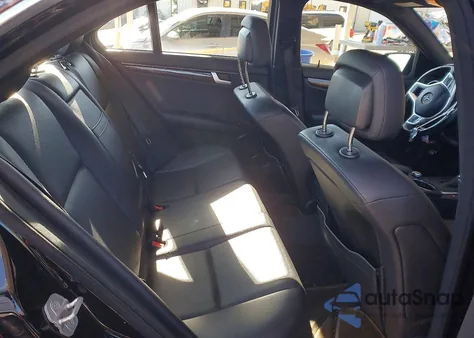 2013 Mercedes-Benz C 250 z USA, uszkodzony, nr VIN WDDGF4HB3DA791771